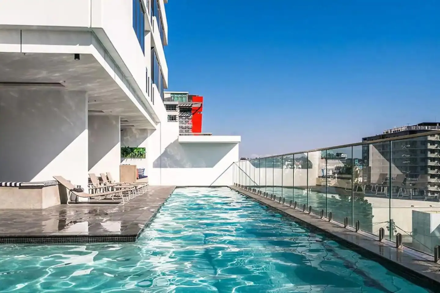 Stylish Apt And Best Location With King Bed, Pool, Gym Brisbane Apartment