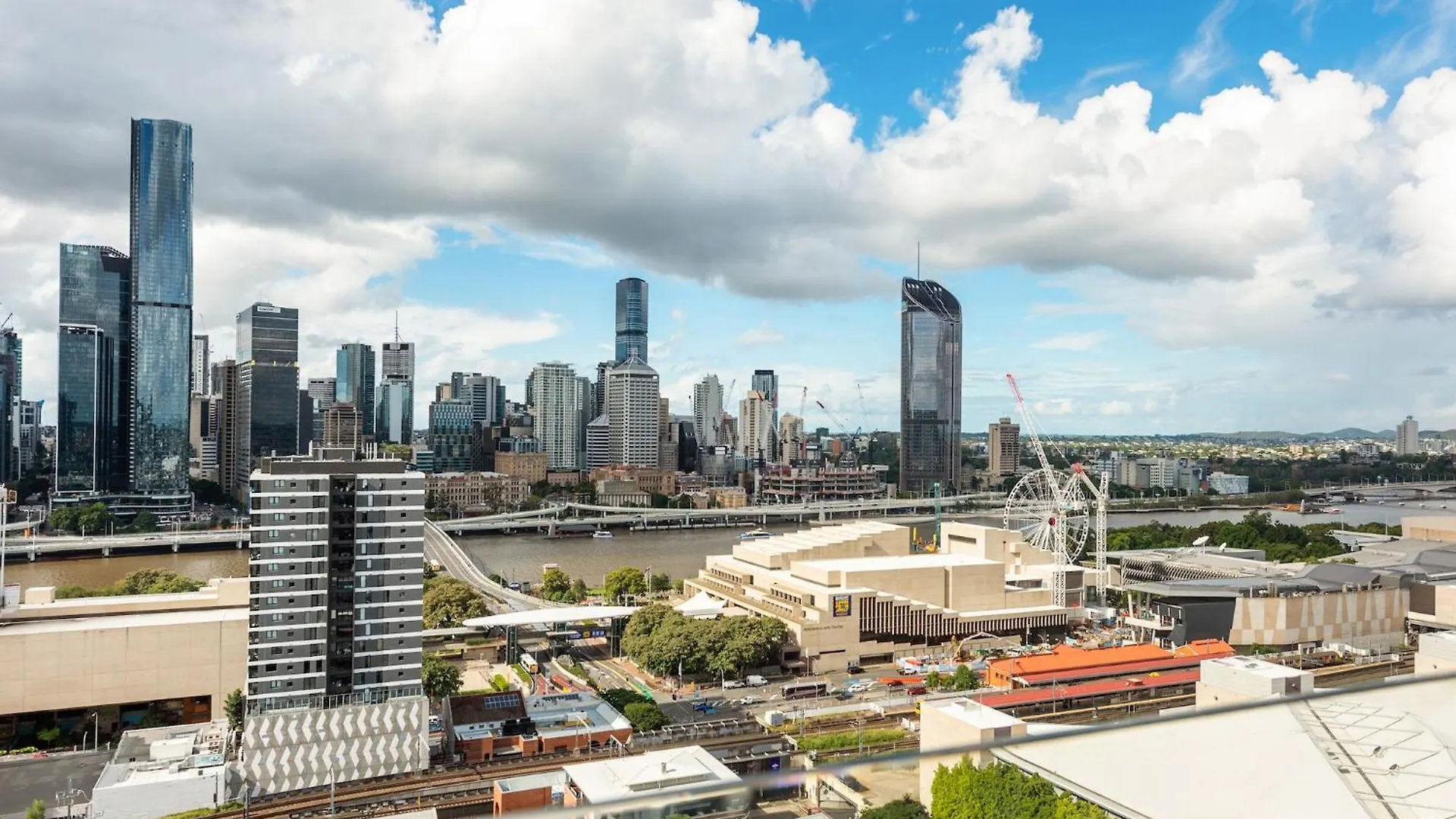 Stylish Apt And Best Location With King Bed, Pool, Gym Brisbane Apartment