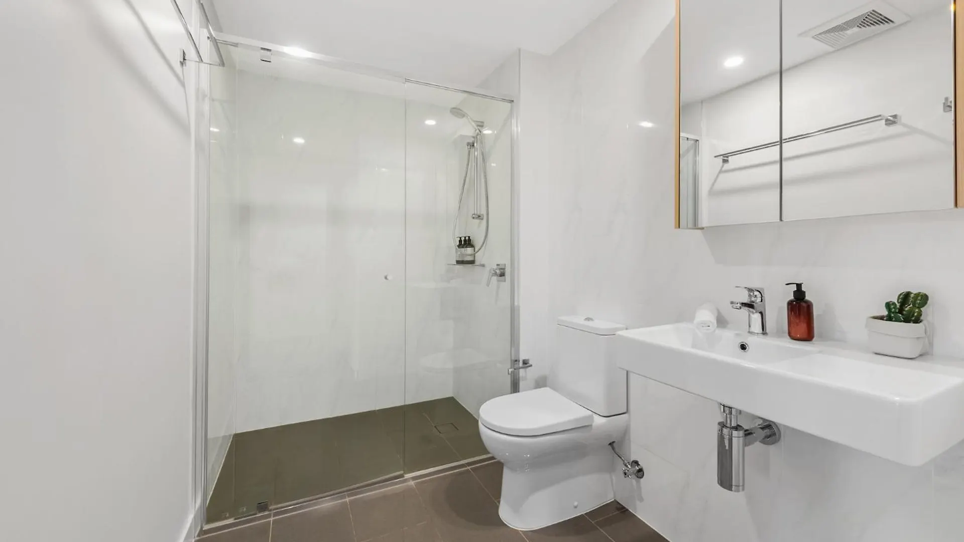 Apartment Stylish Apt And Best Location With King Bed, Pool, Gym Brisbane Australia