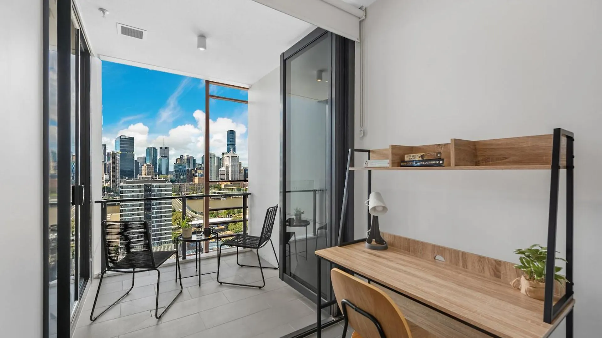 Stylish Apt And Best Location With King Bed, Pool, Gym Brisbane Apartment