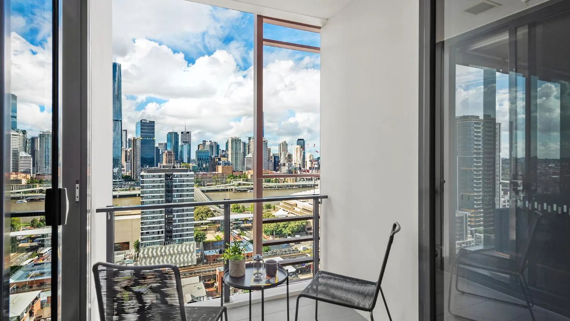 Stylish Apt And Best Location With King Bed, Pool, Gym Brisbane 0*,